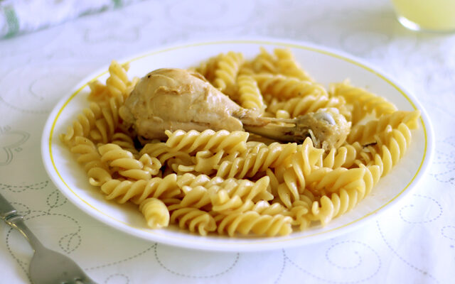 עוף ופסטה בסיר אחד