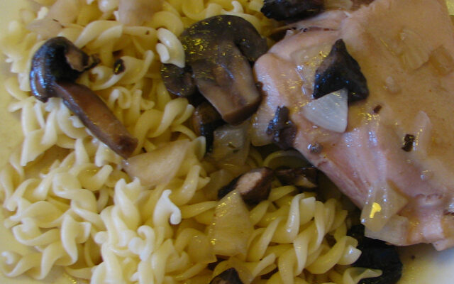 עוף עם פטריות ויין לבן בבישול איטי