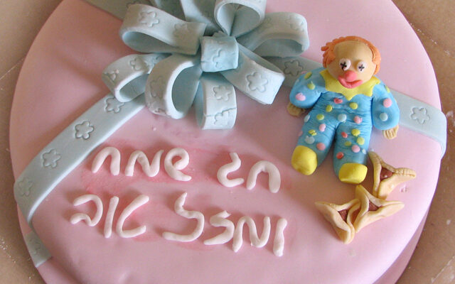 עוגה מבצק סוכר: על ליצנים, פורים וימי הולדת