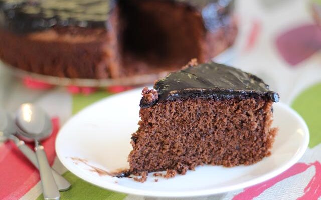 עוגת שוקולד עשירה בציפוי שוקולד