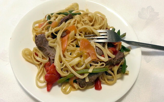 נודלס מוקפצים עם בשר, ירקות ואגוזי קשיו