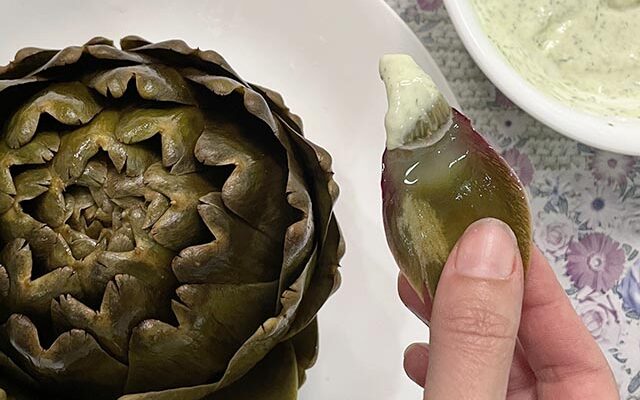 ארטישוק עם רוטב מיונז ושמיר