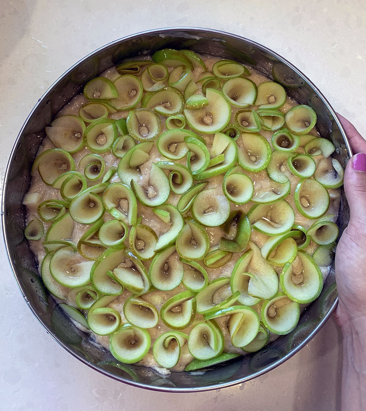 עוגת דבש עם פרחי תפוחים לפני האפייה