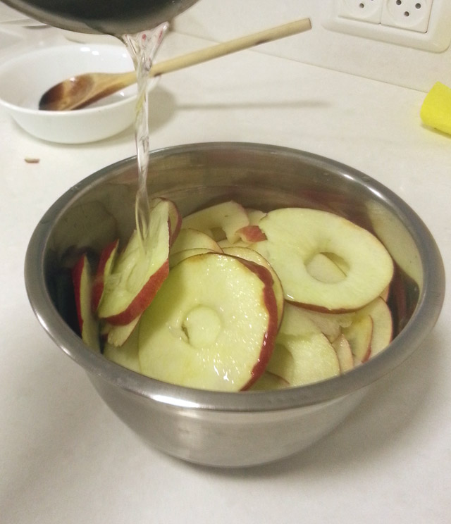 פרוסות תפוחים בסירופ