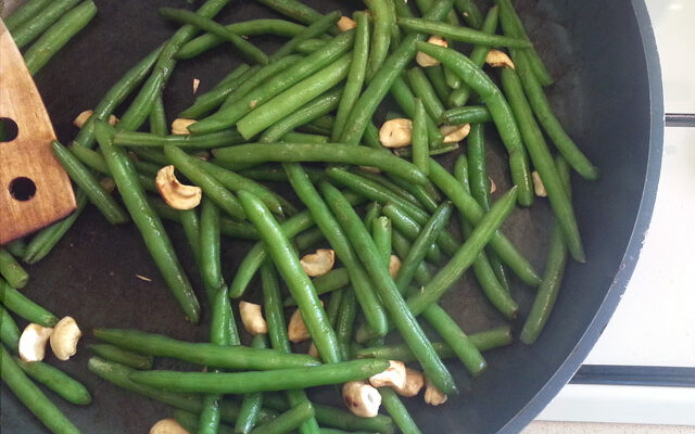 שעועית ירוקה מוקפצת עם קשיו