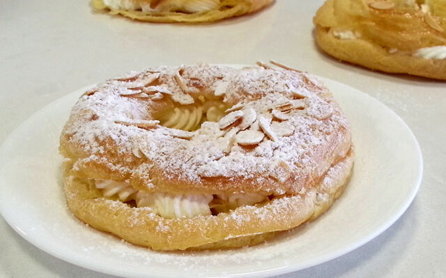 פארי ברסט – מאפה צרפתי ממולא קרם וניל