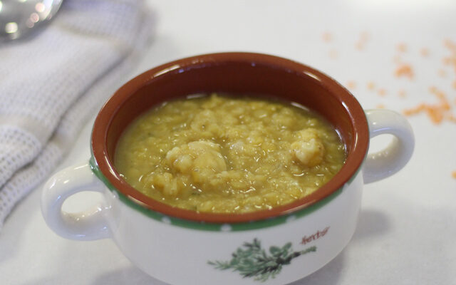 מרק עדשים כתומות ובצקניות