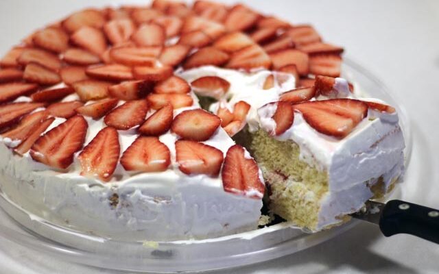 עוגת תותים וקצפת – עוגת היער הלבן (יש גם גרסה בלי גלוטן)