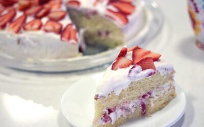 עוגת טורט עם תותים וקצפת