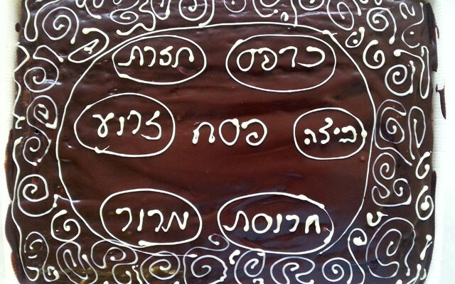 ציור עם שוקולד על עוגה