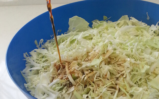 סלט כרוב סיני עם רוטב אסייתי מושלם