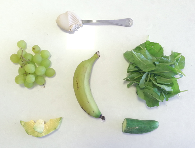 שייק ירוק - בננה, תרד, ענבים, מלפפון, אבוקדו וחלבה