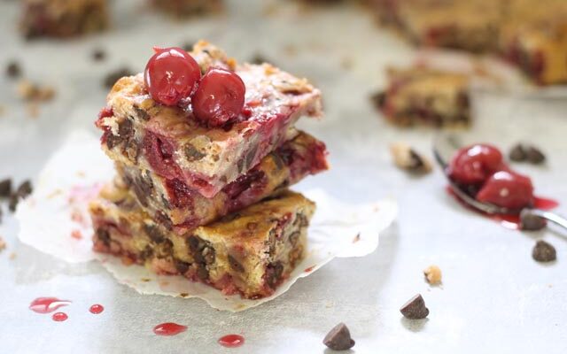 בלונדיז דובדבנים ושוקולד צ'יפס