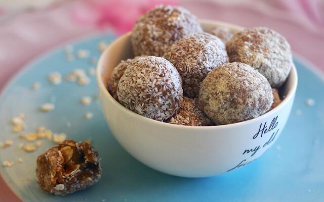 כדורי אנרגיה עם שיבולת שועל וטחינה גולמית