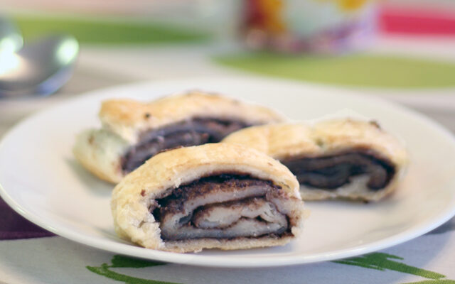 עוגיות מגולגלות ממולאות טחינה ושוקולד