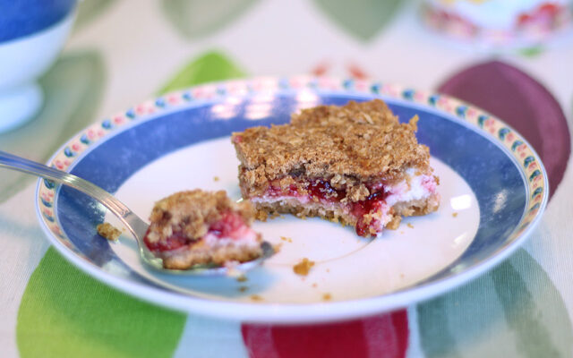 ריבועי גבינה ודובדבנים