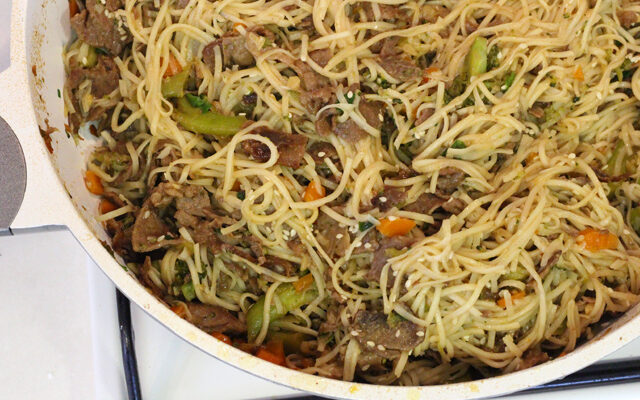 נודלס מוקפץ עם בשר, ברוקולי וגזר