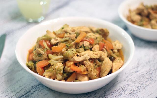 עוף עם ירקות ברוטב עגבניות