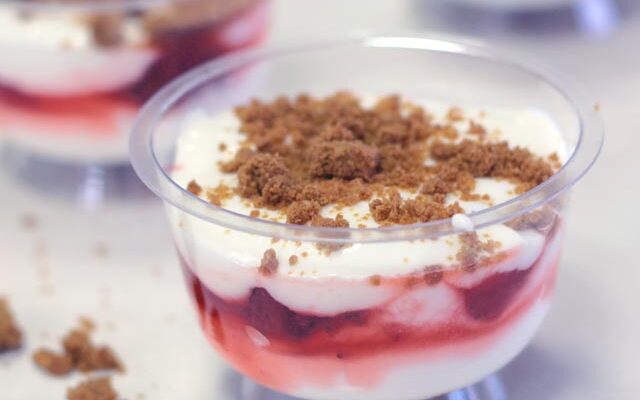 עוגת גבינה לוטוס אישית עם ריבת תות