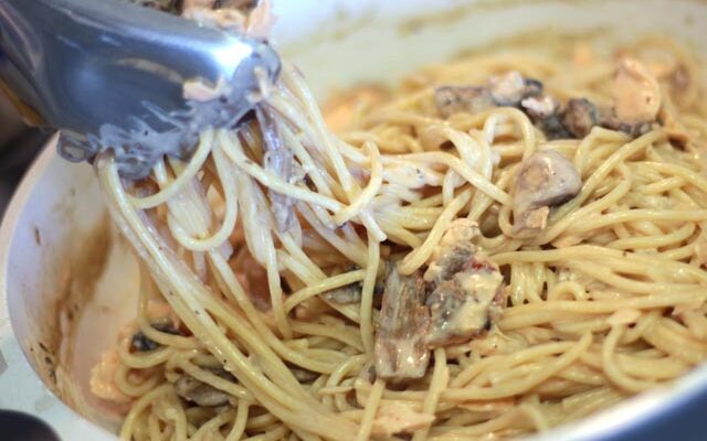 פסטה עם סלמון, פטריות ושמנת