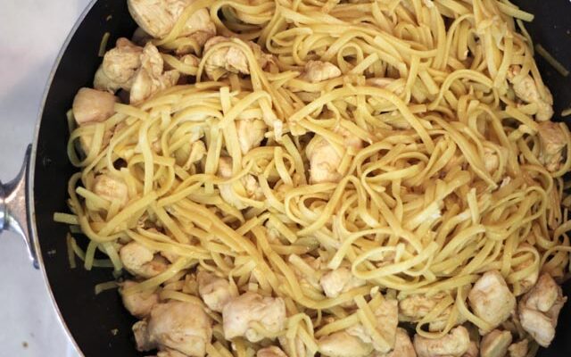 נודלס עם חזה עוף משלושה מצרכים