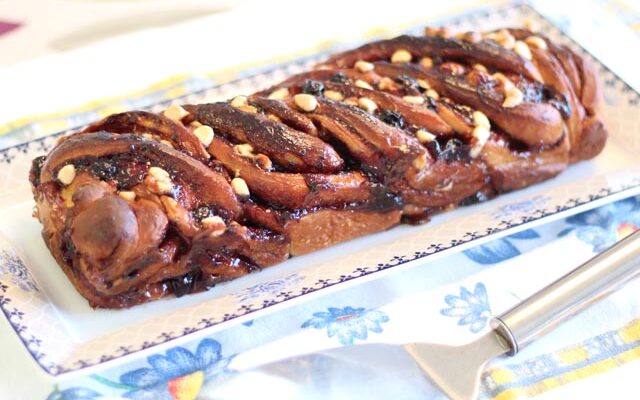 עוגת שמרים עם אוכמניות ושוקולד לבן