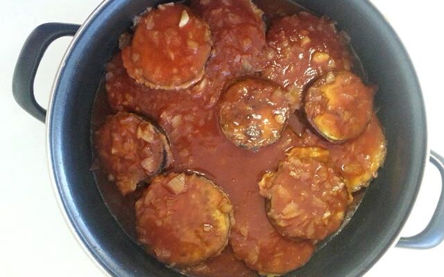 פרוסות חצילים ברוטב עגבניות