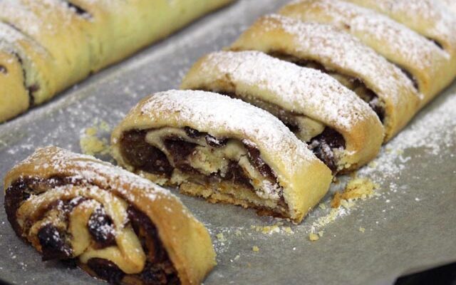 עוגיות מגולגלות עם פירות יבשים