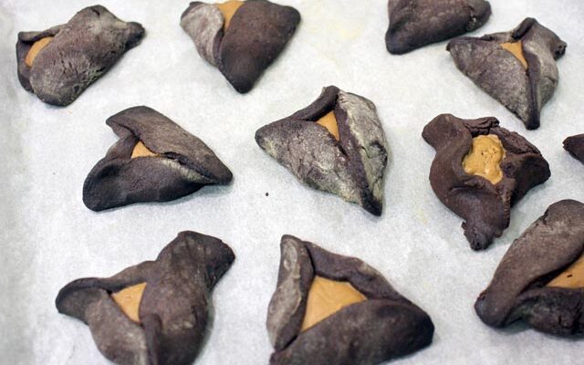 אוזני המן שוקולד במילוי לוטוס