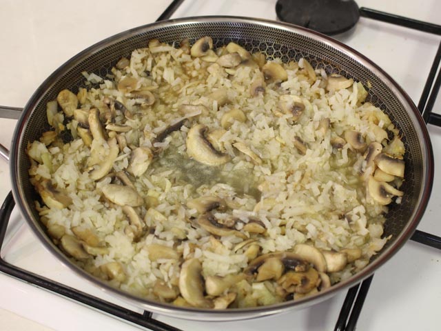 ריזוטו כרובית ופטריות מתבשל