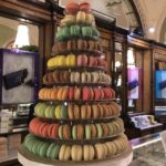 מגדל מקרונים בבית הקפה ג'רבו