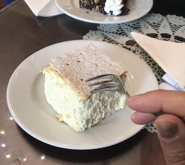 עוגת קרמשניט בקונדיטוריית רוזוורם