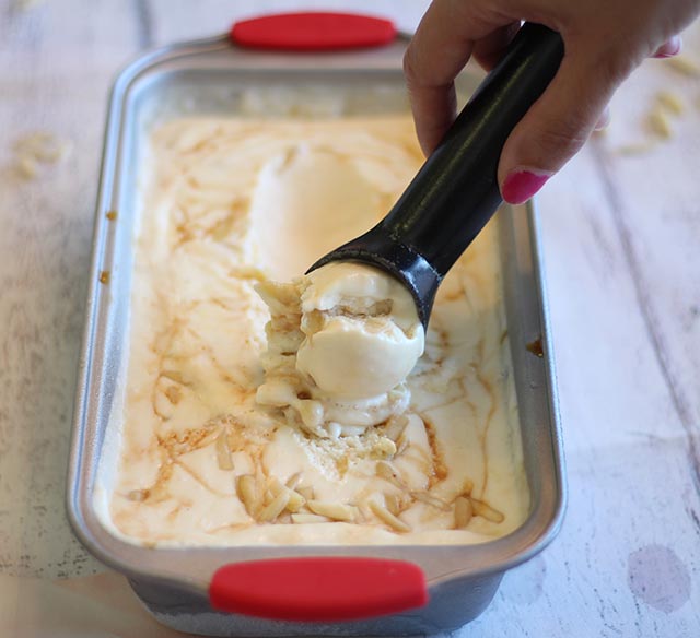 גלידת מסקרפונה עם קרמל מלוח ושקדים