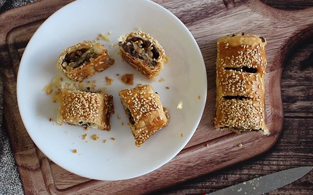 רולדת בצק עלים עם בשר