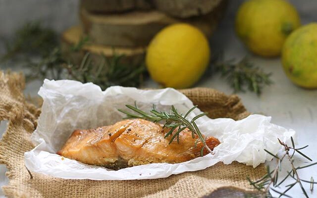 סלמון בתנור עם לימון ושמן זית