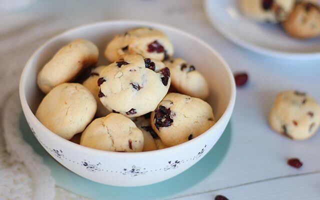 עוגיות גבינה, חמוציות ושקדים