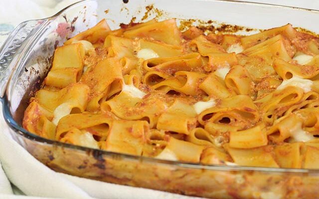 פשטידת פסטה וגבינות ברוטב עגבניות