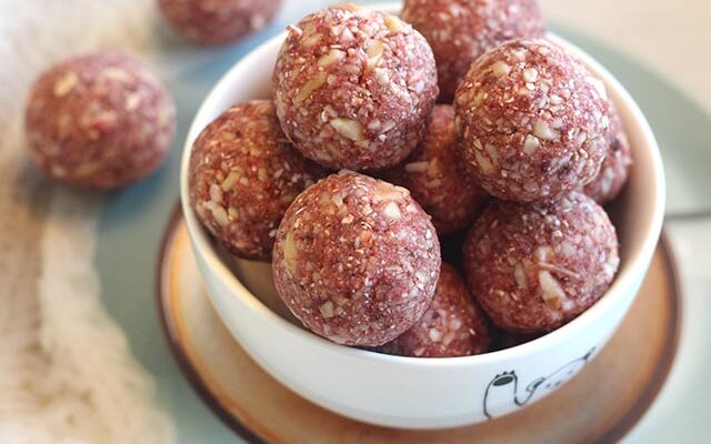 כדורי אנרגיה עם תמרים ושיבולת שועל