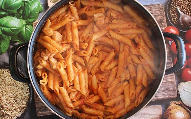 פסטה ברוטב עגבניות עם פרגיות