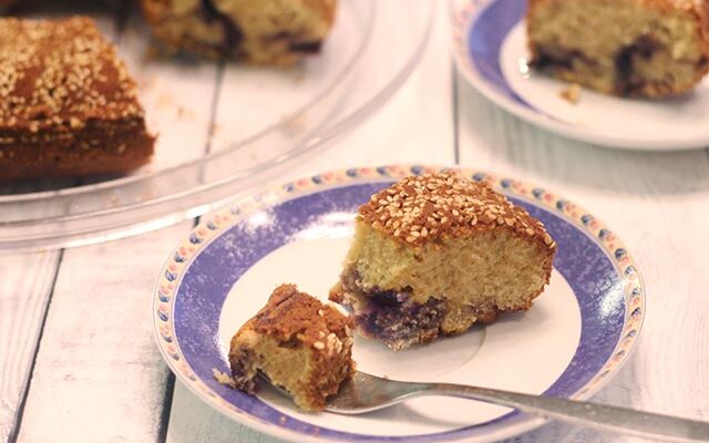 עוגת טחינה ואוכמניות