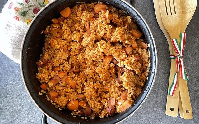 פתיתים עם נקניקיות ברוטב עגבניות – מתכון מהיר וקל בסיר אחד (הכי טעים לילדים)