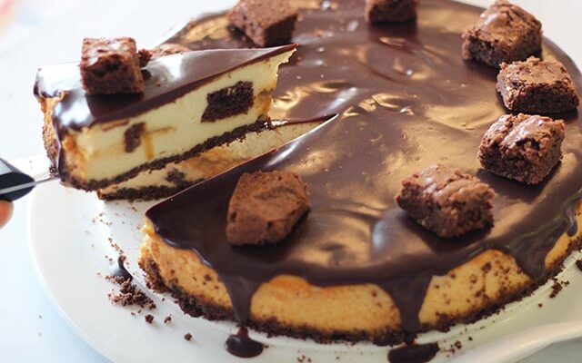 עוגת גבינה עם בראוניז וריבת חלב (עם גרסה ללא גלוטן)