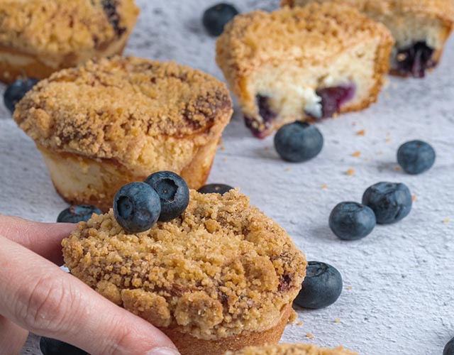 מאפינס אוכמניות במילוי גבינת שמנת