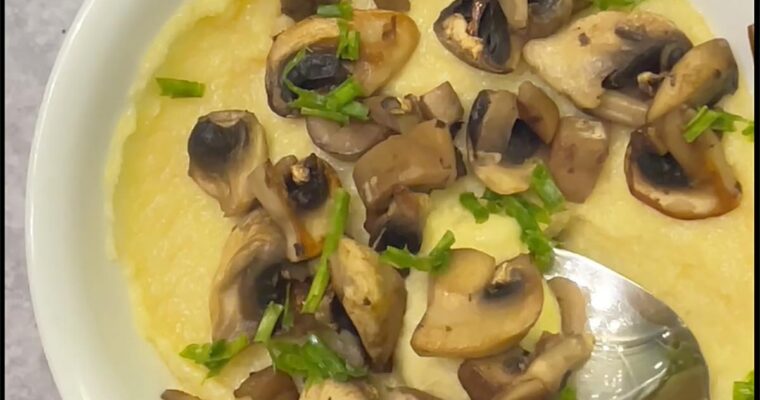 פולנטה טבעונית טעימה ללא גלוטן עם פטריות מוקפצות