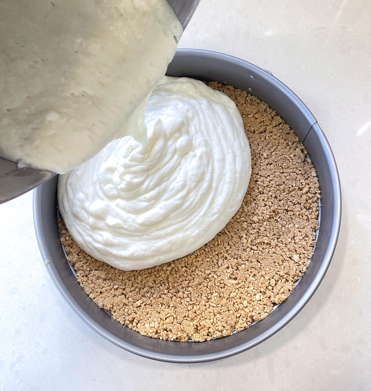 שופכים את המלית על העוגה שופכים את המלית על העוגה